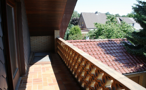 VERKAUFT !!! Einfamilienhaus mit 5 Zimmern, Balkon und Garage auf